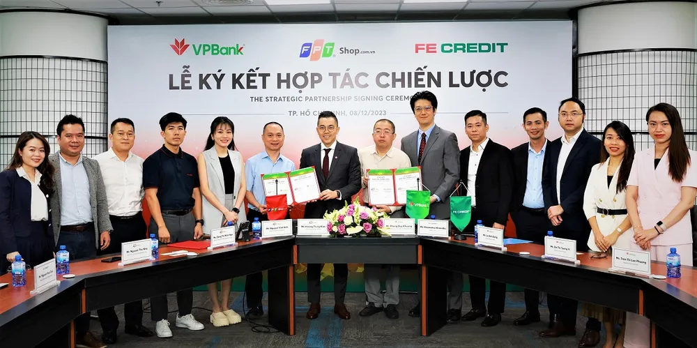 VPBank và FE CREDIT bắt tay với FPT Shop hỗ trợ khách hàng mua sắm thiết bị điện tử.jpeg