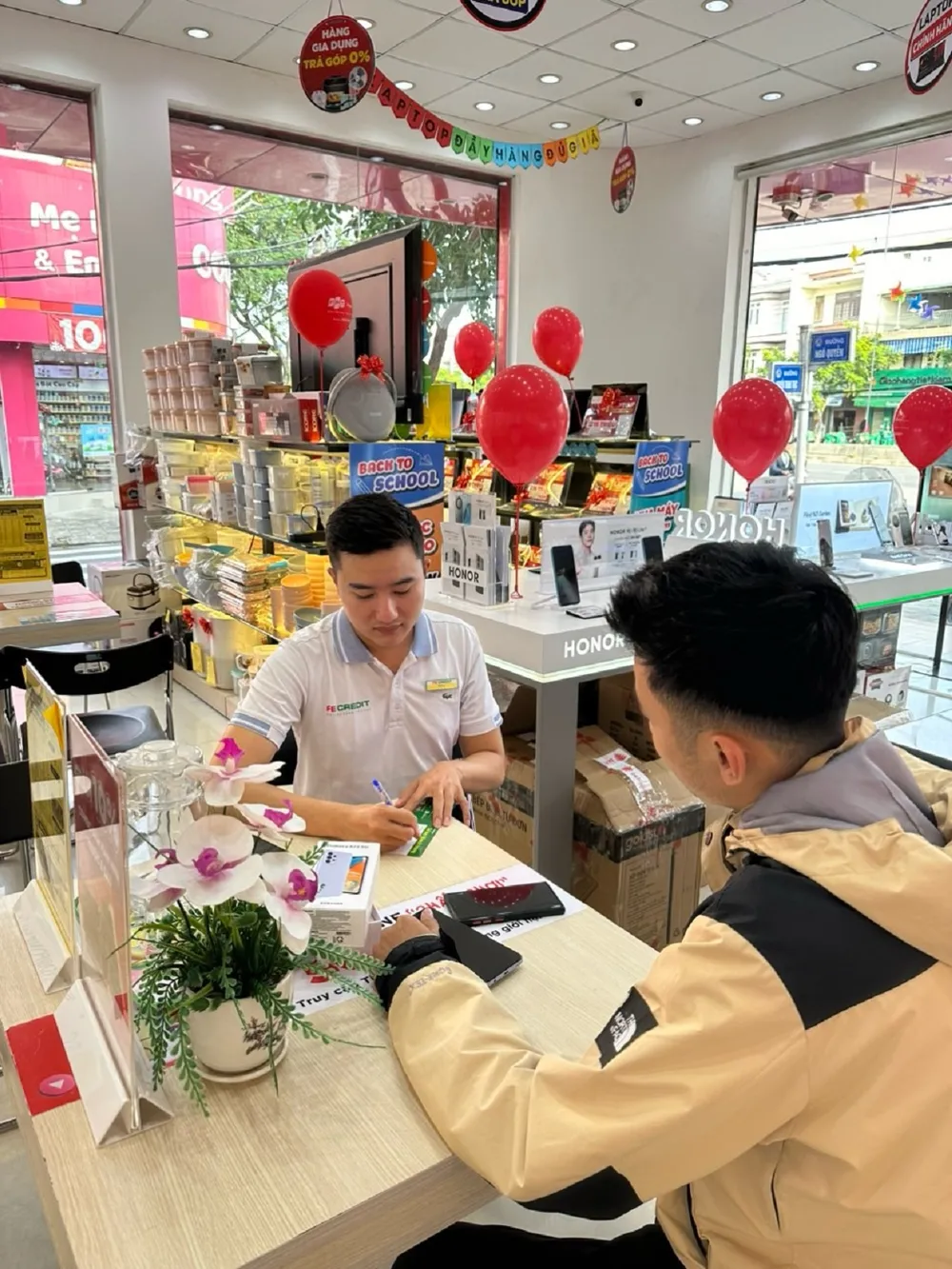 VPBank và FE CREDIT bắt tay với FPT Shop hỗ trợ khách hàng mua sắm thiết bị điện tử.jpeg