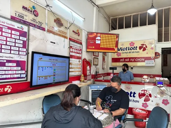 Gần 6000 điểm bán Vietlott trên toàn quốc trang bị các màn hình hiển thị kết quả Keno để giúp người chơi thuận tiện lựa chọn các con số dự thưởng.jpg