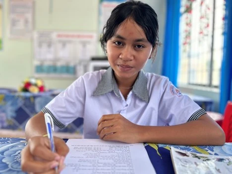 Học sinh trường PTDTNT – THCS huyện Buôn Đôn bên trong thư viện của nhà trường. Ảnh: HOÀI AN.jpg