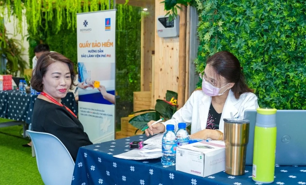 CBCNV-NLĐ tham gia chương trình khám sức khỏe định kỳ. CBCNV-NLĐ tham gia chương trình khám sức khỏe định kỳ.jpg