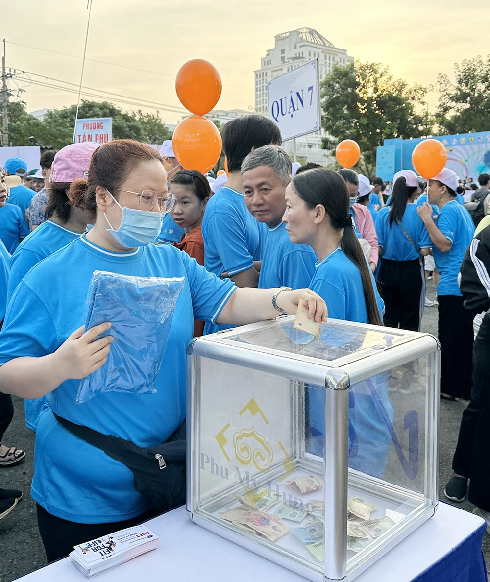 Người tham gia đi bộ đóng góp trực tiếp vào quỹ vì người nghèo.jpeg