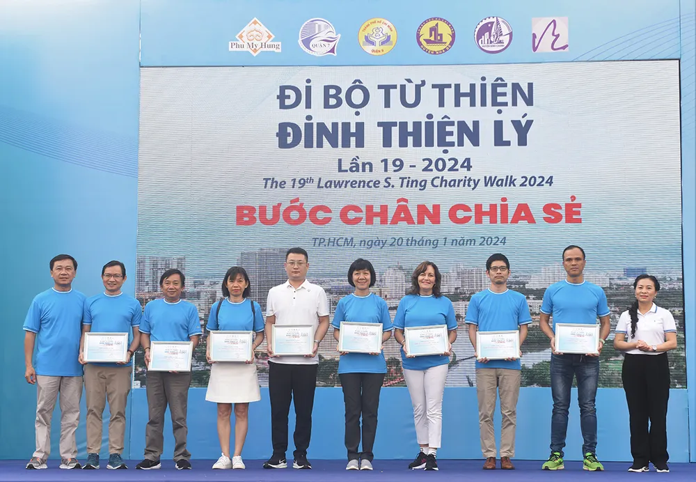 BTC trao tặng Tấm lòng vàng cho các đơn vị đóng góp từ thiện.jpeg