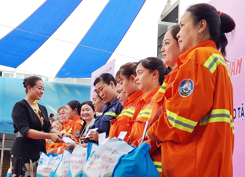 Đại diện Công ty VWS trao quà cho các nữ công nhân vệ sinh môi trường.jpg