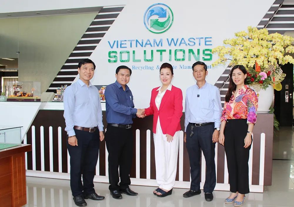 Bà Huỳnh Lan Phương chụp hình lưu niệm với đại diện Công đoàn & Ban Văn hóa Xã hội HĐND TP.HCM.jpg