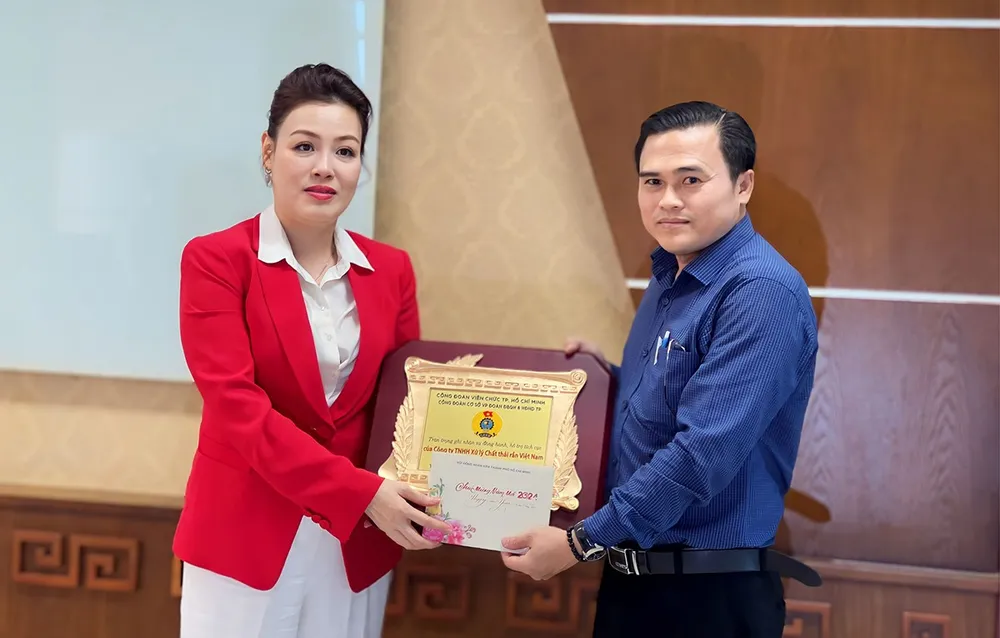 Bà Huỳnh Lan Phương nhận kỷ niệm chương & thiệp chúc tết từ ông Cao Thanh Bình, Trưởng Ban Văn hóa Xã hội HĐND TP.HCM.jpg