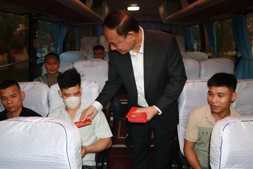 “Lì xì” cho CNLĐ của TKV và người thân trước giờ xe lăn bánh.jpg