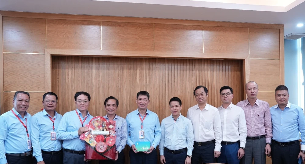 Lãnh đạo Tổng công ty và Công đoàn PV GAS thăm chúc Tết các đơn vị trực Tết. Lãnh đạo Tổng công ty và Công đoàn PV GAS thăm chúc Tết các đơn vị trực Tết.jpg