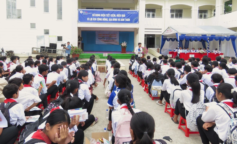 Đẩy mạnh các chương trình tuyên truyền tiết kiệm điện trong khối các trường học.jpg