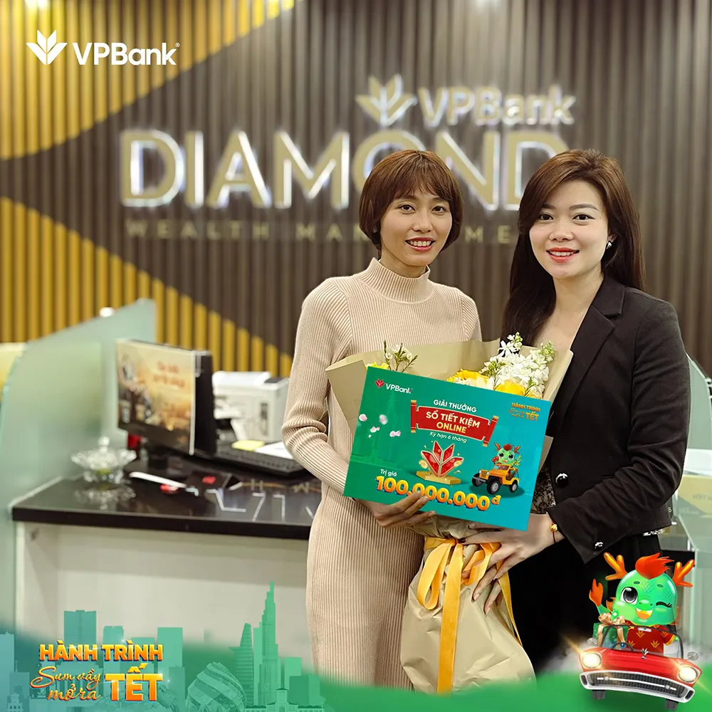 Khách hàng Trịnh Thị Dịu nhận thưởng sổ tiết kiệm.jpg