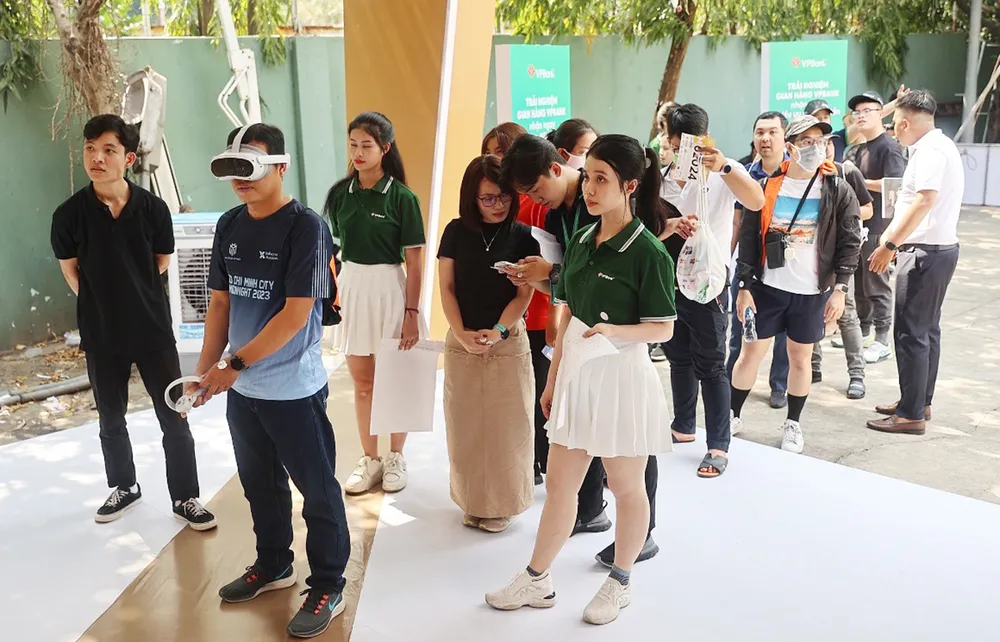 Runner xếp hàng trải nghiệm trò chơi tại gian hàng. Runner xếp hàng trải nghiệm trò chơi tại gian hàng.jpg