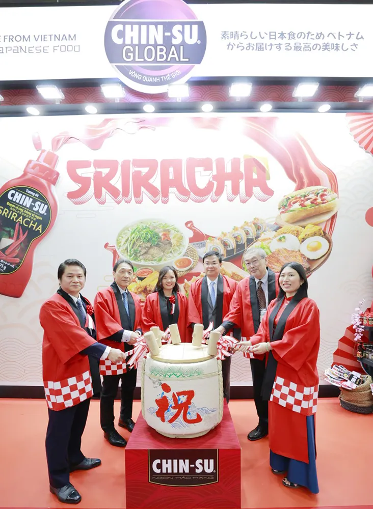 Các vị đại biểu thực hiện lễ đập rượu Kagami Biraki truyền thống của Nhật tại gian hàng CHIN-SU Foodex 2024.jpg