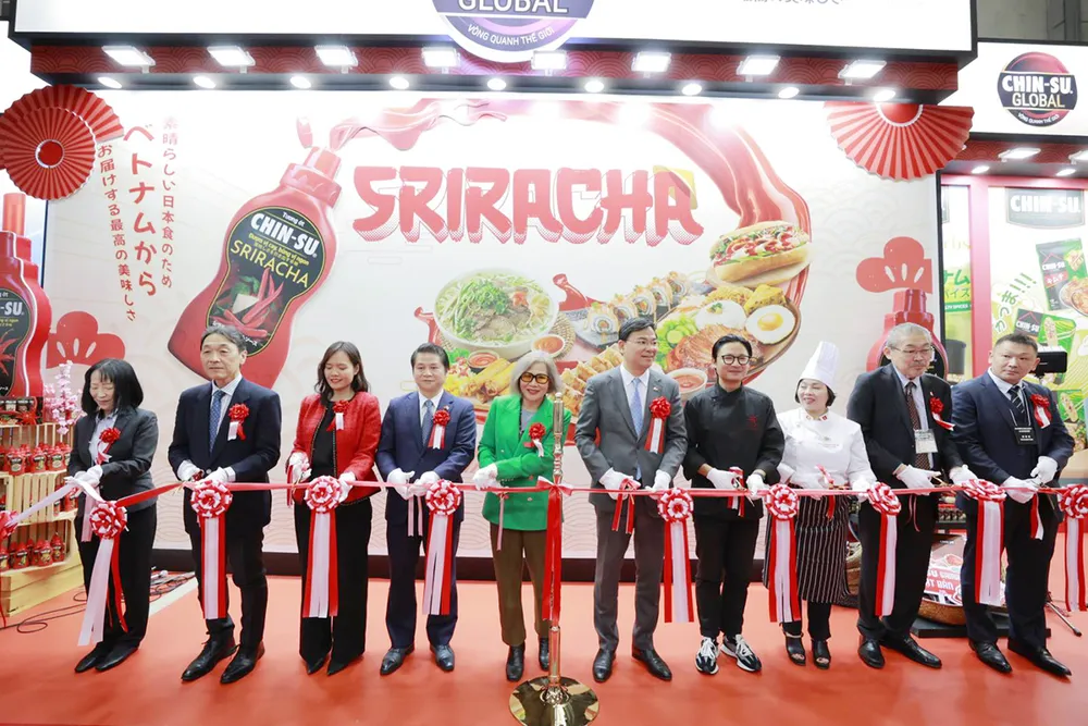 Đại diện Masan Consumer và các đại biểu cắt băng khai trương gian hàng CHIN-SU tại Foodex Nhật Bản 2024.jpg