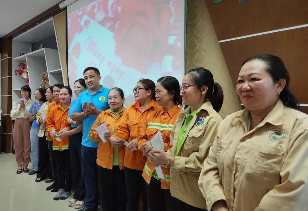 Nhiều nữ lao động bất ngờ khi được ăn bánh kem và nhận lì xì nhân dịp 8-3. Nhiều nữ lao động bất ngờ khi được ăn bánh kem và nhận lì xì nhân dịp 8-3.jpg