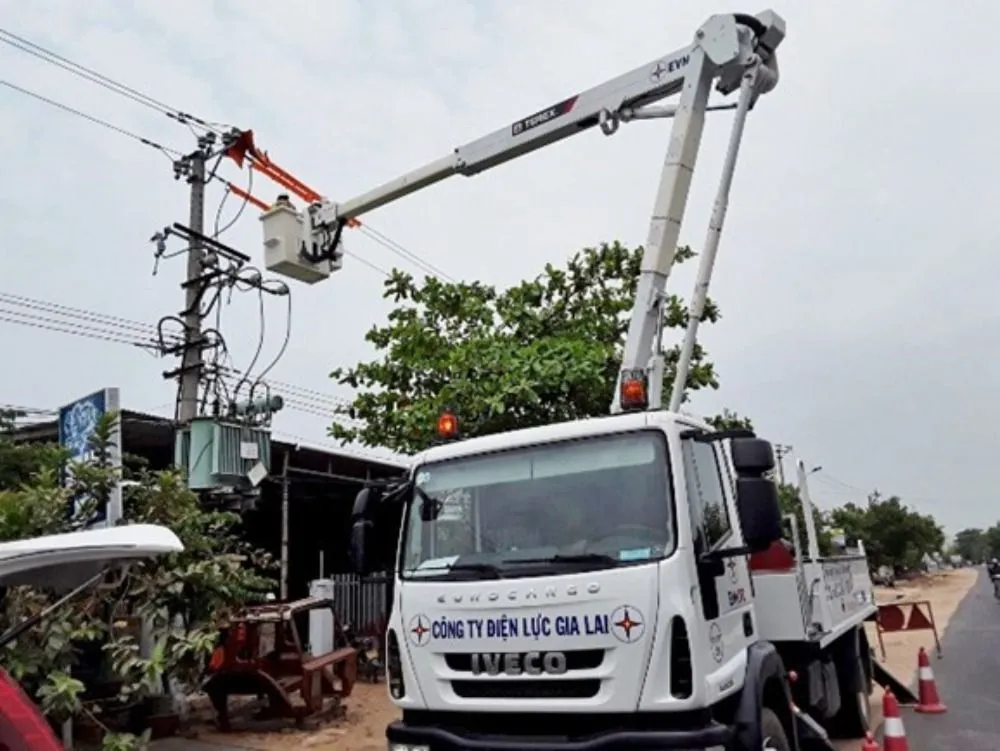 Công tác sửa chữa hotline tăng cường, giúp PC Gia Lai nâng cao độ tin cậy cung cấp điện.jpg