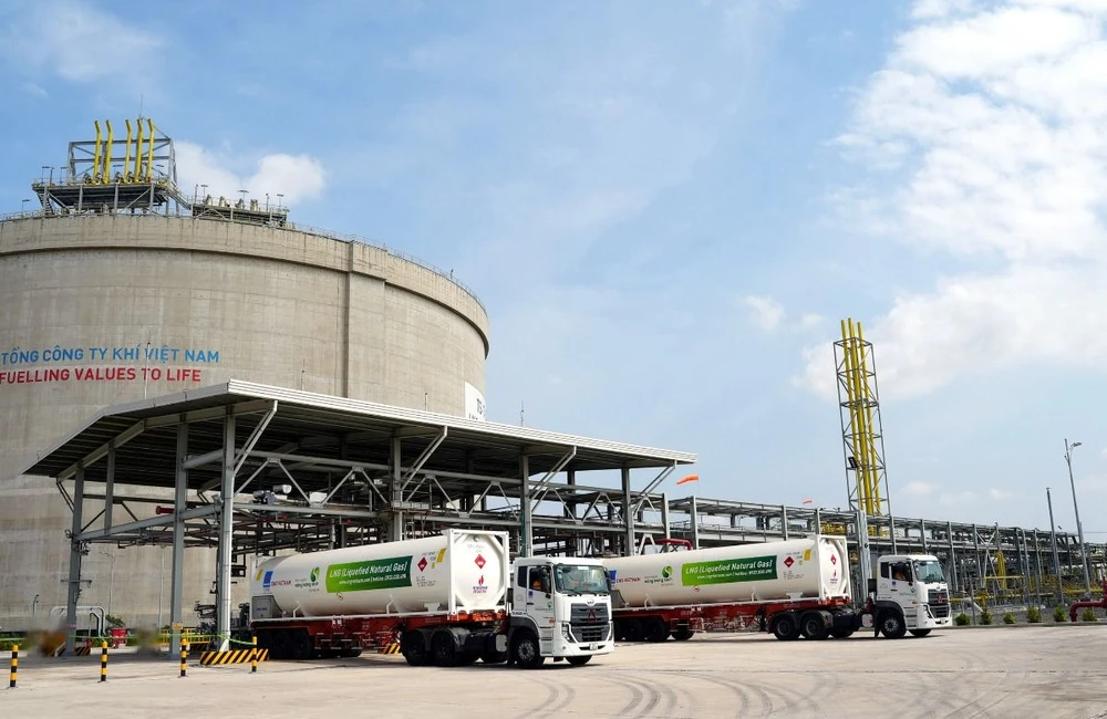 Xe bồn chở LNG xuất hàng từ kho Thị Vải. Xe bồn chở LNG xuất hàng từ kho Thị Vải.jpg