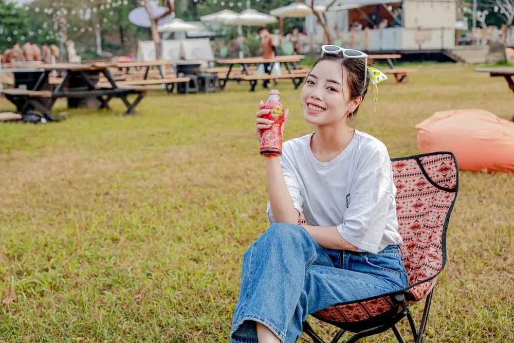 Đu theo trend “ngoan xinh yêu”, nhiều người trẻ cấp tốc thanh lọc cơ thể với Trà Thanh Nhiệt Dr Thanh để bản thân luôn “tươi xinh yêu” hơn mỗi ngày.jpg