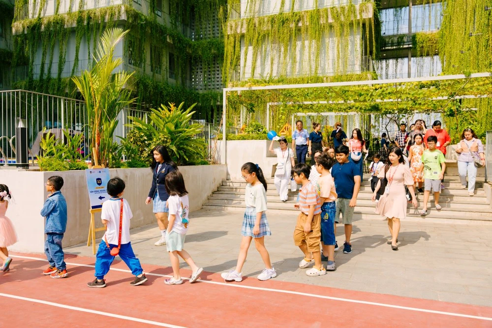 Đông đảo phụ huynh cùng với con tham gia các hoạt động trong hội tuyển sinh tại trường Victoria Nam Sài Gòn.jpg