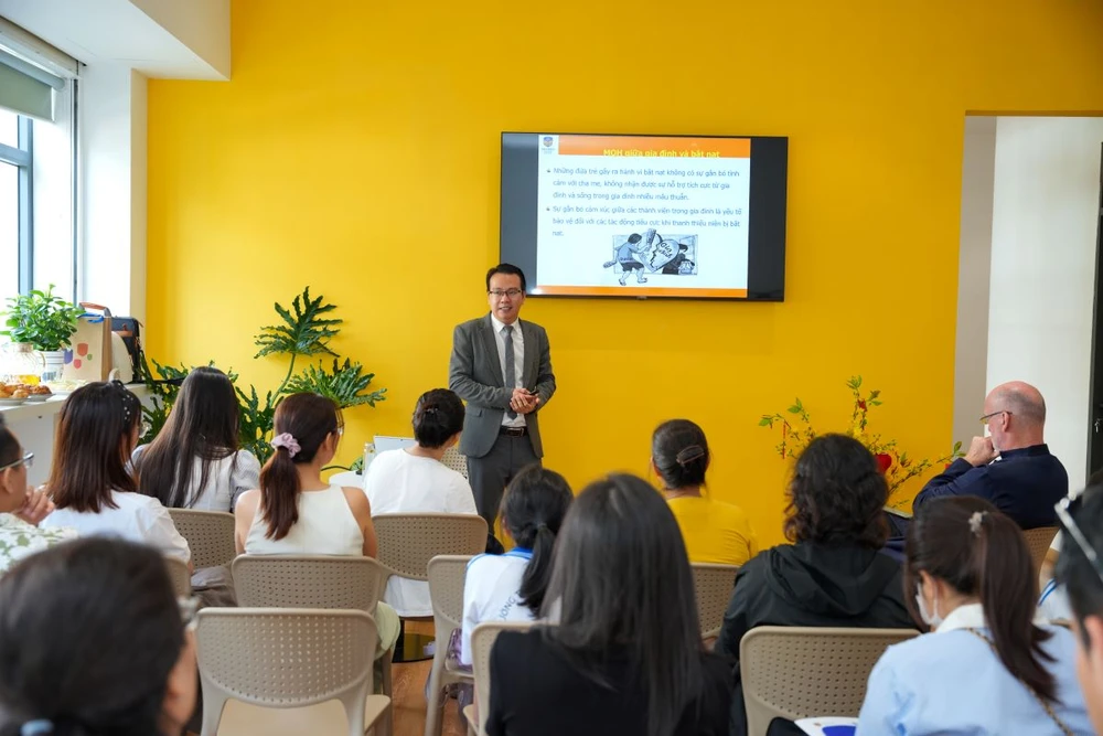Chia sẻ từ Tiến sĩ Tâm lý Đào Lê Hòa An với chuyên đề “Gia đình nhà trường trên hành trình kiến tạo những đứa trẻ hạnh phúc và lồng ghép thêm về vấn vạn bạo lực học đường” tại trường Victoria Riverside.jpg