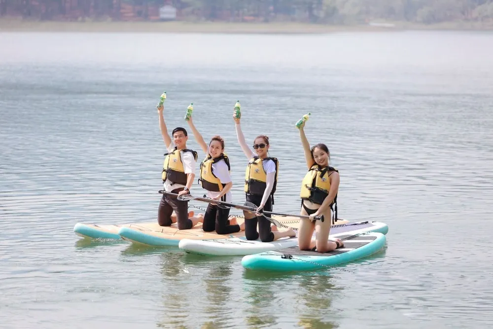 Chèo thuyền Sup và thưởng thức chai Trà Xanh Không Độ giữa thiên nhiên xanh mát để xua tan căng thẳng mệt mỏi là hoạt động yêu thích mới của người trẻ khi đến Đà Lạt.jpg