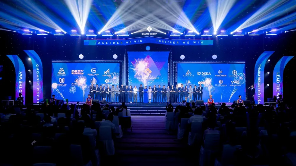 Đại diện Charm Group cùng 16 đơn vị phân phối ký kết hợp tác chiến lược.jpg