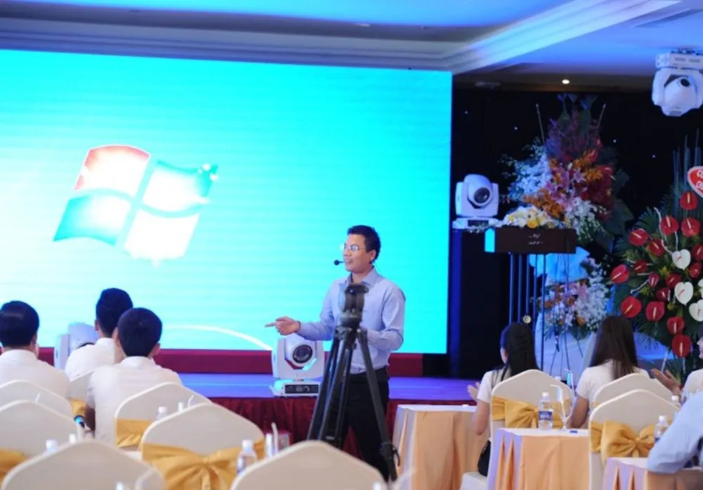 Ông Trần Quang Hội trả lời phỏng vấn trong tại hội thảo về sàn gỗ - Nguồn: Kosmos.jpg