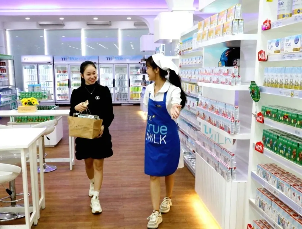 Thu gom, tái chế vỏ hộp sữa đã trở thành “nếp sống xanh” thân thuộc đối với nhiều khách hàng đến với TH true mart.jpg