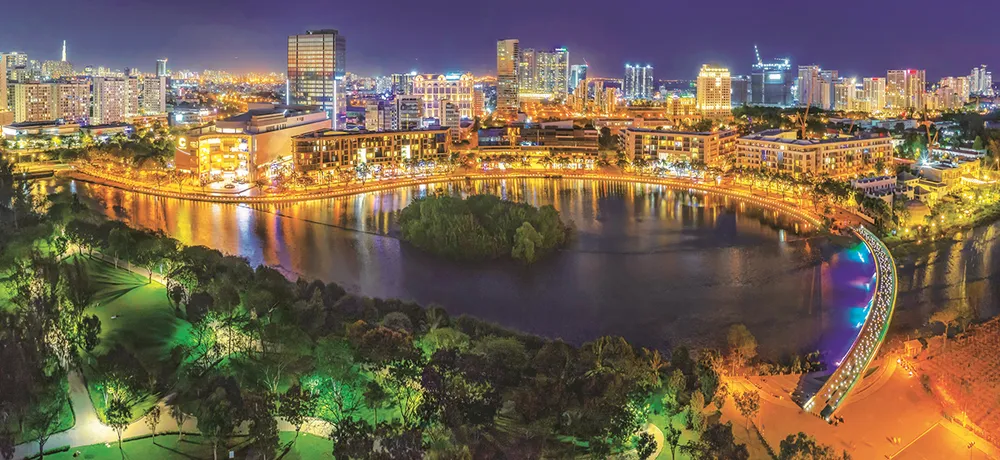 Lung linh hồ Bán Nguyệt và cầu Ánh Sao (ảnh: PHÚ MỸ HƯNG).jpg