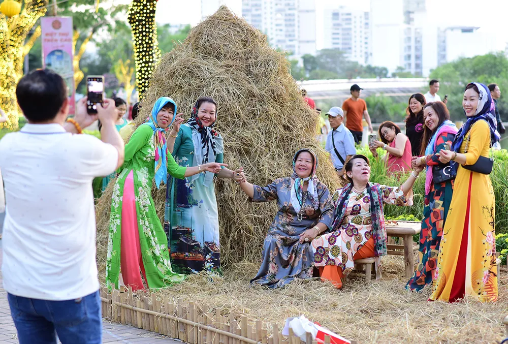 Ngươi dân hớn hở chụp hình tại Hội hoa xuân Phú Mỹ Hưng.JPG