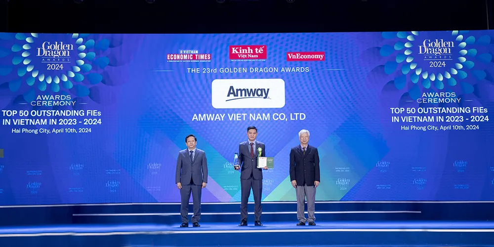Đại diện Amway nhận giải thưởng Golden Dragon Awards năm 2024. Đại diện Amway nhận giải thưởng Golden Dragon Awards năm 2024.jpg