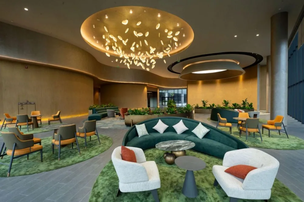 Khu vực tiếp khách sang trọng và giàu tính nghệ thuật tại The Galleria by Masterise Homes.jpg