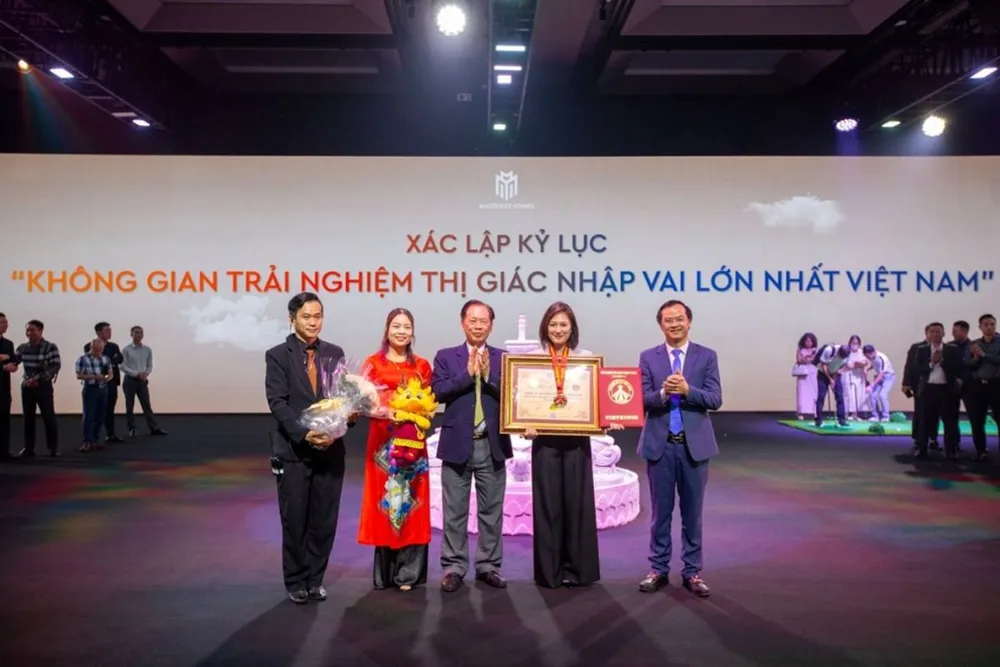 Đại diện Masterise Homes nhận chứng nhận xác lập kỷ lục “Không gian trải nghiệm thị giác nhập vai lớn nhất Việt Nam” từ Tổ chức kỷ lục Việt Nam. Đại diện Masterise Homes nhận chứng nhận xác lập kỷ lục “Không gian trải nghiệm thị giác nhập vai lớn nhất Việt Nam” từ Tổ chức kỷ lục Việt Nam.jpg