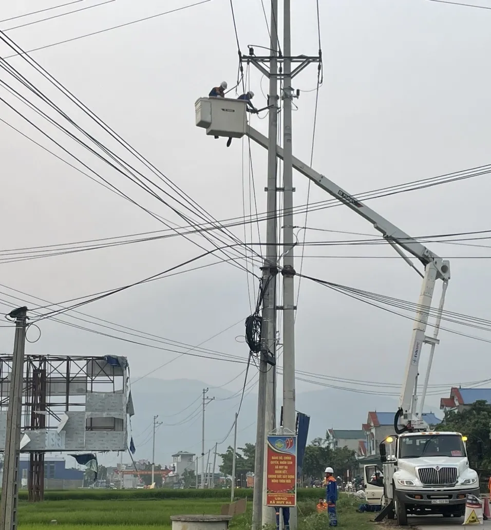 Các đơn vị của EVNNPC đang tích cực khắc phục sự cố điện do mưa lớn gây ra. Các đơn vị của EVNNPC đang tích cực khắc phục sự cố điện do mưa lớn gây ra.jpg
