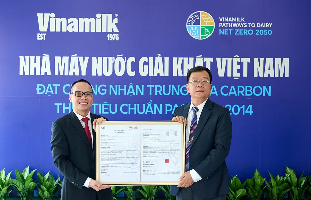 Ông Lê Duyên Anh, TGĐ BSI Việt Nam (bên trái) trao chứng nhận trung hòa Carbon cho ông Nguyễn Thế Hòa - Giám đốc Nhà máy Nước giải khát Việt Nam (bên phải). Ông Lê Duyên Anh, TGĐ BSI Việt Nam (bên trái) trao chứng nhận trung hòa Carbon cho ông Nguyễn Thế Hòa - Giám đốc Nhà máy Nước giải khát Việt Nam (bên phải).jpg