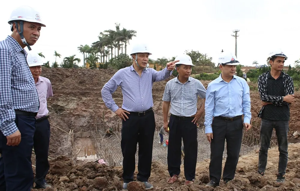 Lãnh đạo EVN, EVNNPT kiểm tra tiến độ thi công Dự án đường dây 500kV NMNĐ Nam Đinh I – Phố Nối, khoảng vượt sông Hồng.jpg