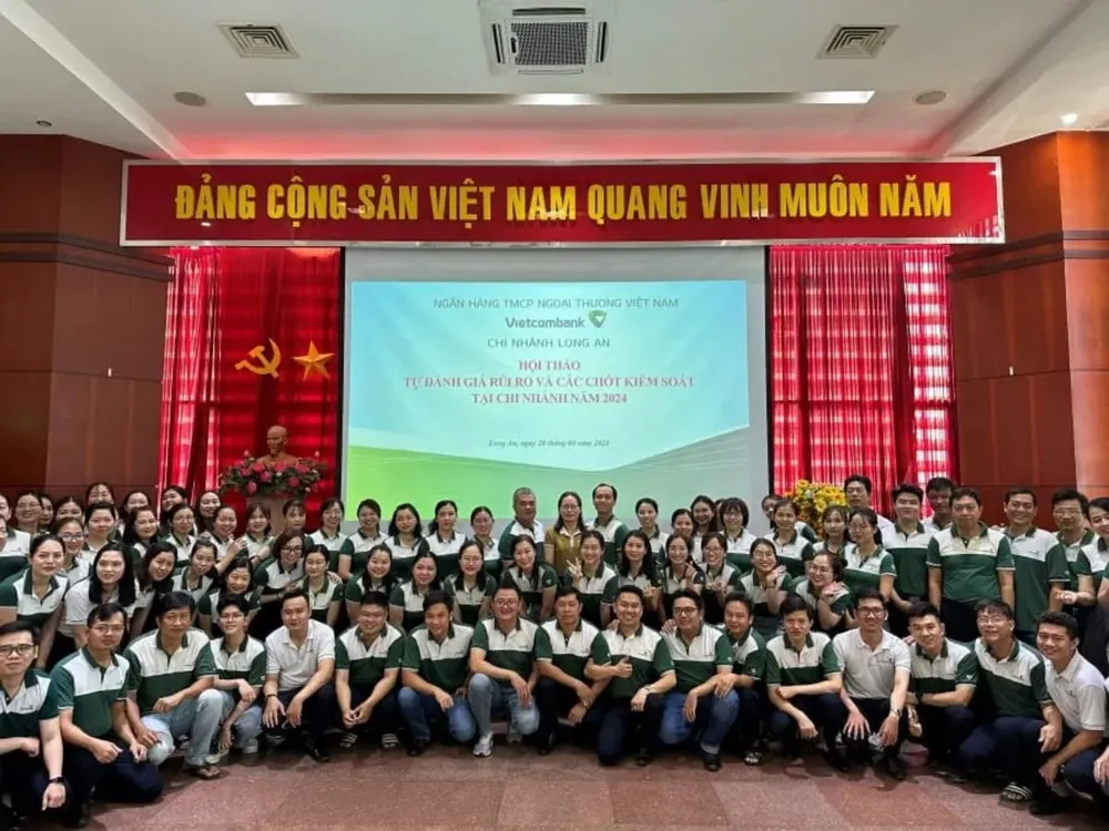 Tập thể CBNV chi nhánh Long An chụp ảnh lưu niệm tại hội thảo RCSA 2024. Hội thảo tự đánh giá rủi ro và các chốt kiểm soát tại Vietcombank Long An năm 2024.jpeg