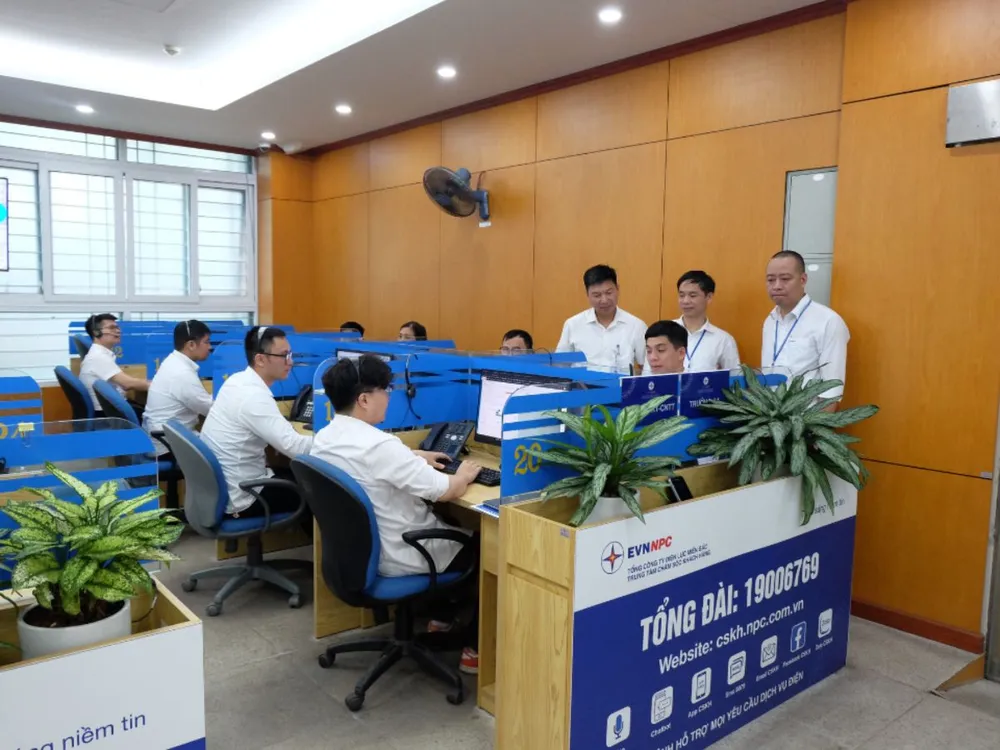 Khi nghi ngờ hoặc cần xác minh, quý khách hàng vui lòng liên hệ tổng đài Trung tâm CSKH 19006769 (trực 24/7) để được giải đáp. Khi nghi ngờ hoặc cần xác minh, quý khách hàng vui lòng liên hệ tổng đài Trung tâm CSKH 19006769 (trực 24/7) để được giải đáp.png