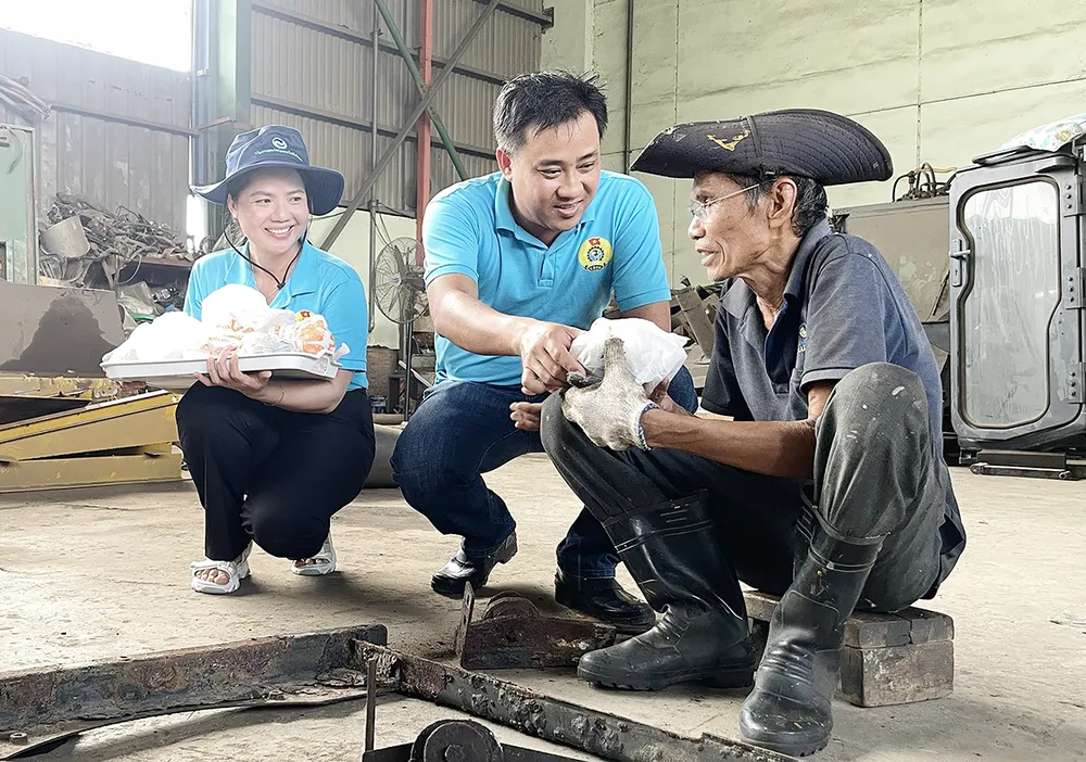 BCH Công đoàn cơ sở trao thức ăn, dinh dưỡng và nước uống cho công nhân đang làm việc ở xưởng cơ khí.jpg