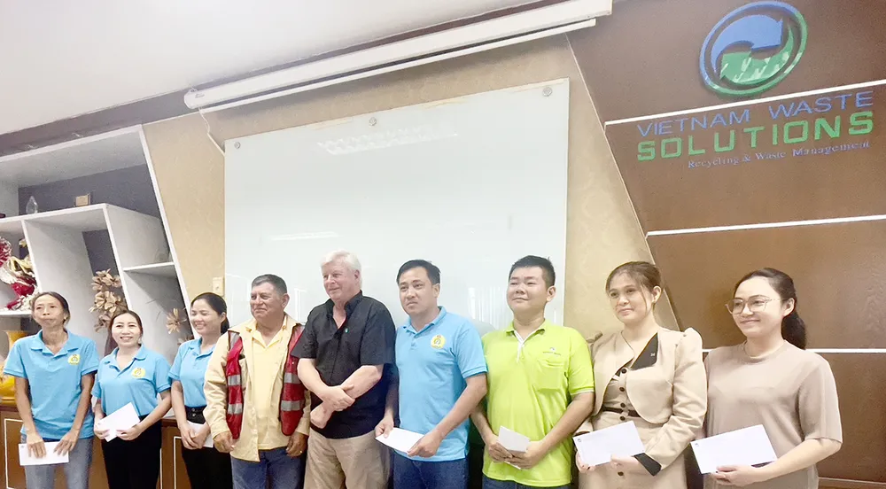 Chuyên gia và BCH Công đoàn cơ sở đón nhận phần thưởng của lãnh đạo công ty VWS.jpg