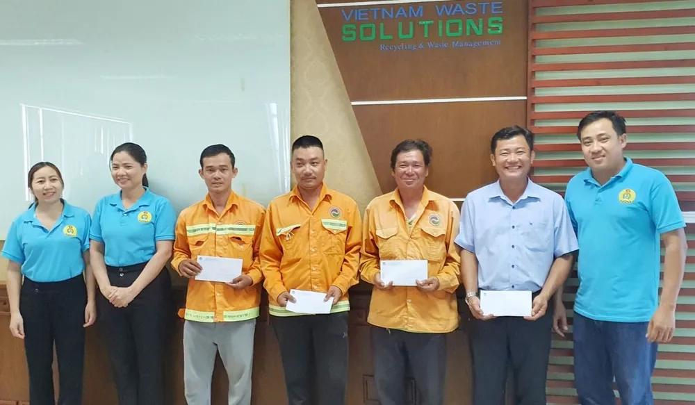 BCH Công đoàn cơ sở trao thưởng cho 4 công đoàn viên và người lao động xuất sắc nhất.jpg