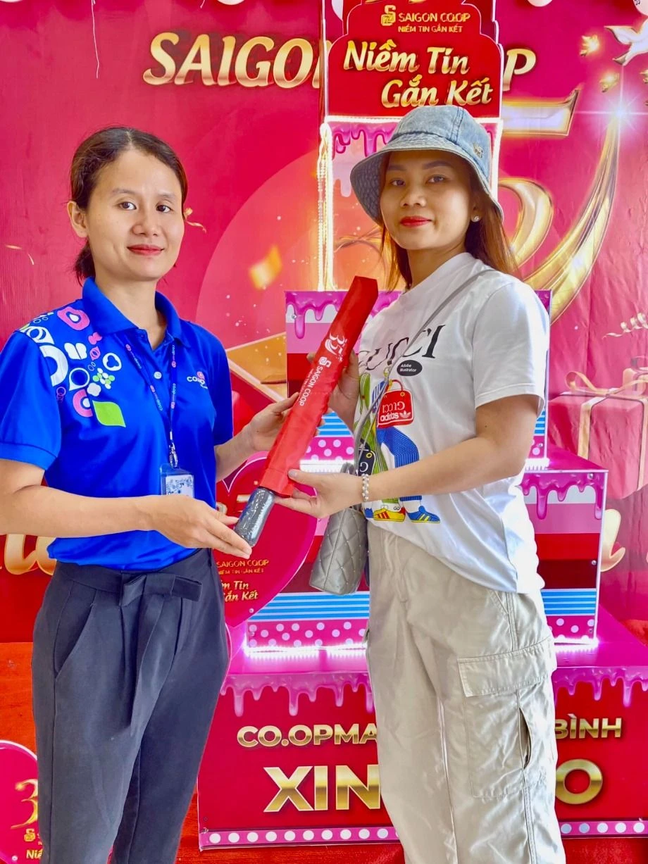 Co.opmart khu vực miền Trung tặng khách hàng dù cầm tay. Co.opmart khu vực miền Trung tặng khách hàng dù cầm tay.jpg