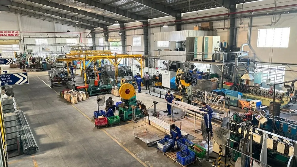 Hoạt động sản xuất tại nhà máy Cát Vạn Lợi. Hoạt động sản xuất tại nhà máy Cát Vạn Lợi.jpg