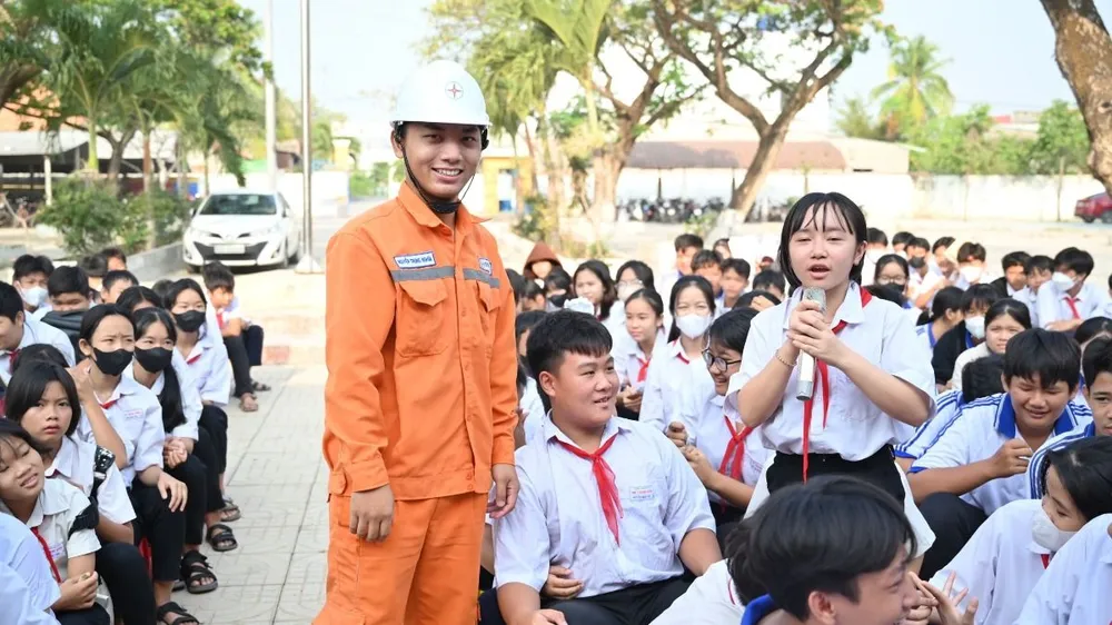 Học sinh Trường THCS Hưng Thạnh (huyện Tân Hưng, tỉnh Long An) tham gia buổi sinh hoạt tìm hiểu tiết kiệm điện. EVNSPC: Trên 800 triệu đồng dành để thưởng cho những ý tưởng tiết kiệm điện.jpg