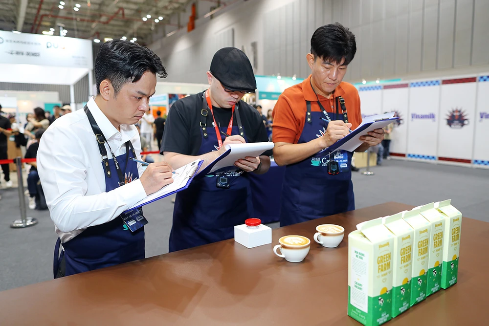 Ban giám khảo chấm “tác phẩm” được sáng tạo ra sau vòng thi. Vinamilk khẳng định vị thế pha chế tại đấu trường quốc tế Asia Latte Art Battle.JPG