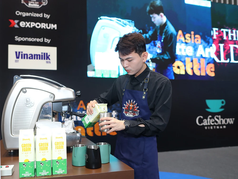 Các thí sinh thực hiện phần thi pha chế, vẽ Latte Art. Vinamilk khẳng định vị thế pha chế tại đấu trường quốc tế Asia Latte Art Battle.JPG