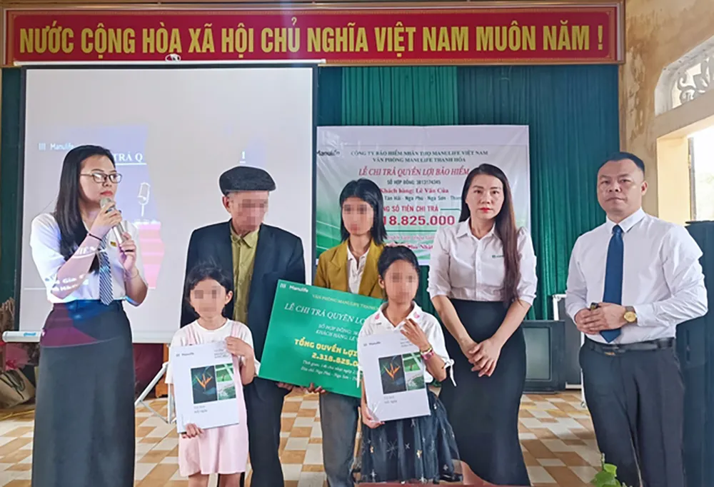 Manulife đã tiến hành chi trả quyền lợi bảo hiểm cho người thân của khách hàng L.V.C với tổng số tiền 2.318.825.000 đồng vào ngày 21-4. (Ảnh: NGUYỄN THAO) Manulife đã tiến hành chi trả quyền lợi bảo hiểm cho người thân của khách hàng L.V.C với tổng số tiền 2.318.825.000 đồng vào ngày 21-4.jpg