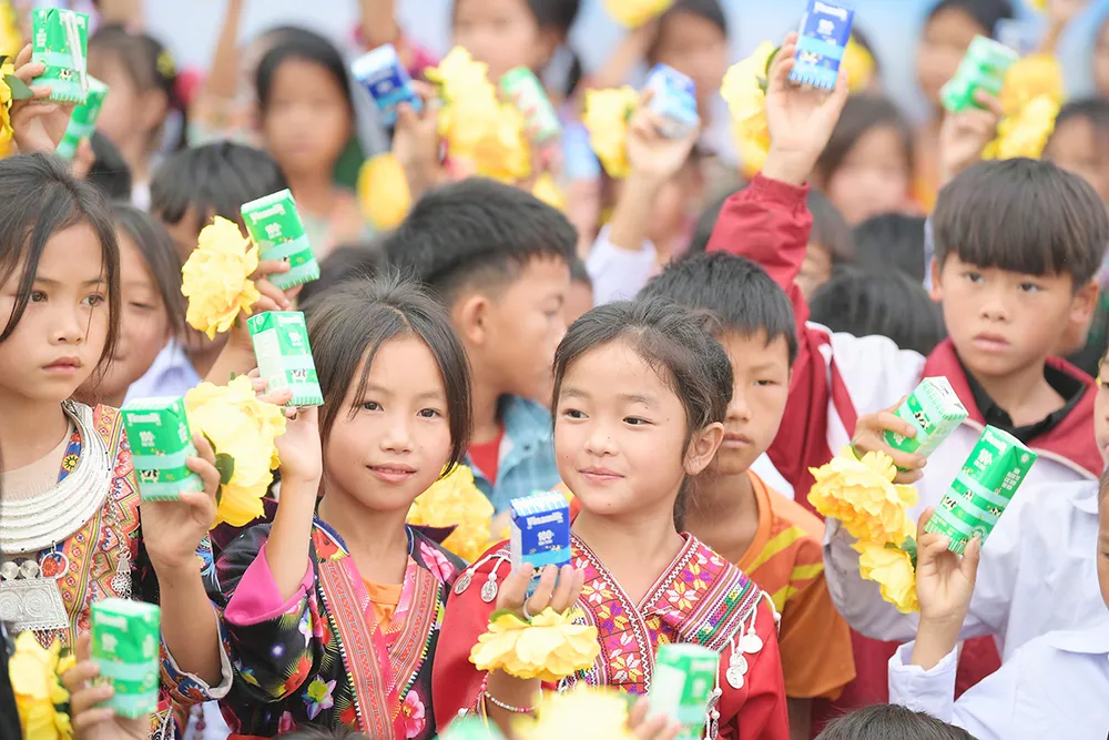 Từ nay mỗi ngày đến lớp, các em nhỏ tại Nậm Vì, Điện Biên có thêm hộp sữa là “người bạn mới”. Vinamilk nỗ lực nhiều hơn để mọi trẻ em được uống sữa.jpg