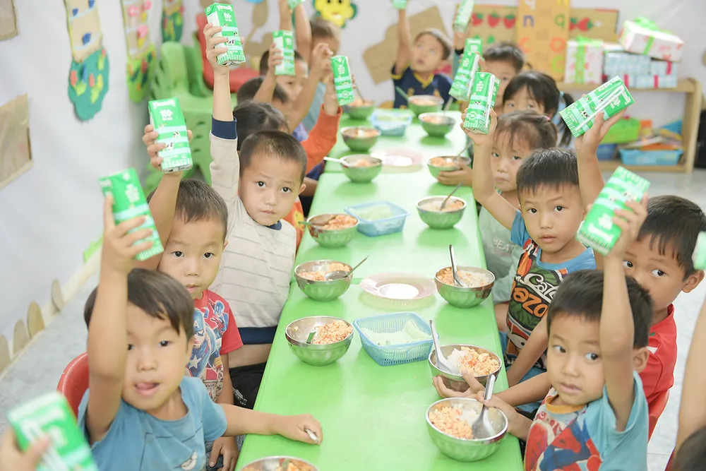 Thêm nhiều bữa ăn có sữa cho trẻ nhỏ vùng cao. Vinamilk nỗ lực nhiều hơn để mọi trẻ em được uống sữa.JPG
