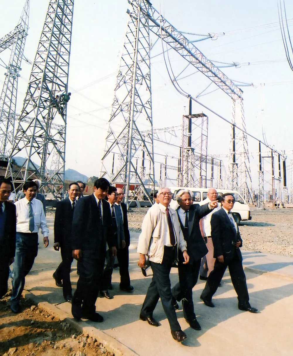 Thủ tướng Võ Văn Kiệt kiểm tra công trường xây dựng trạm biến áp 500 kV Hòa Bình tháng 3-1994. Bài 1: Đường dây 500kV, kỳ tích của ngành điện thế kỷ 20.jpg