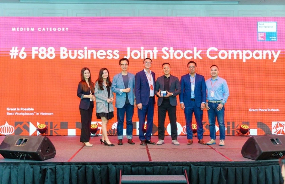 Đại diện công ty cổ phần kinh doanh F88 nhận chứng nhận nơi làm việc xuất sắc Nơi làm việc xuất sắc hàng đầu Việt Nam năm 2024. Danh sách Nơi làm việc xuất sắc hàng đầu Việt Nam 2024 - một cái tên đầy bất ngờ xuất hiện cùng với các ‘ông lớn’.jpg